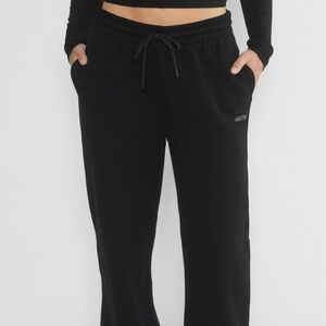 [SOLD] Aritzia Cozy Fleece BF Wide Sweatpants | M